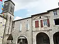 Église Saint-Pierre - Le clocher vue de la place des arcades