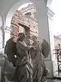 Statues d'anges, avec des ruines en arrière-plan, avant rénovation