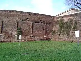 Amphithéâtre Castrense, côté sud (extérieur).