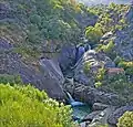 Le castro de Laboreiro au Portugal et la cascade près du castro.