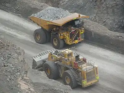 Tombereau Cat793C LeTourneau&nbsp;(en) croise une chargeuse sur pneus L-1850 Super Pit