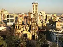 Vue aérienne de la cathédrale. Au cours de la seconde moitié du XXe&nbsp;siècle, on a malheureusement construit aux alentours de médiocres bâtiments modernes.
