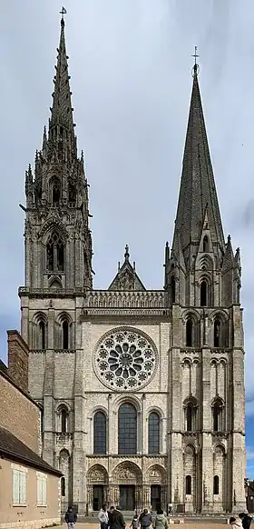 La façade occidentale, le portail royal et le parvis.