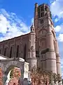 Cathédrale. Au premier plan, quelques arches, vestiges du cloitre de l'ancienne cathédrale démolie au XIIIe&nbsp;siècle.