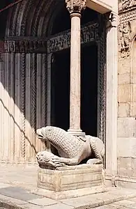 Le lion de droite.