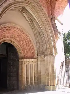 Le portail du XIIe siècle est couvert par la partie du XIVe siècle, gothique.