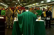 Un groupe de marins assistent à une messe.