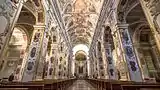 L'intérieur de la cathédrale décorée de ses fresques.