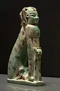 Statuette percée. Chatte à coiffure nubienne et son chaton, v. 780-525. Faïence siliceuse, bleu vert clair à pois brun noir. H. 17&nbsp;cm.Louvre
