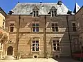 Façade principale dans la cour.