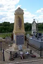 Le monument aux morts dans le cimetière de l'église (mai&nbsp;2012)