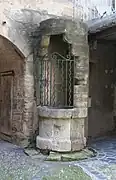 Puits (XVe&nbsp;siècle) dans la cour de la maison natale du général Causse.