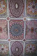 Plafond richement orné.