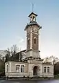 Bâtiment de pierres, un rez-de-chaussée en longueur, dont l'entrée est surmontée de l'inscription : « Vente à la criée ». Son milieu est surmonté d'une tour de pierres et de briques de plusieurs étages dont les quatre faces sont dotées en hauteur d'une horloge à cadrans et dont le sommet est coiffé d'un beffroi.