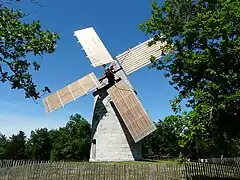 Le moulin à vent des Terres blanches.