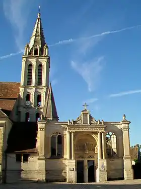 Le clocher et le portail Renaissance nord.