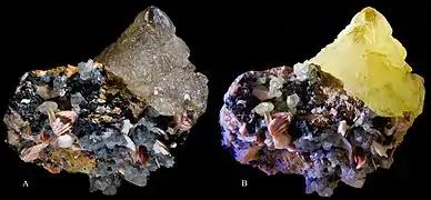 Mine de Mibladen (Maroc) (8&nbsp;×&nbsp;7,5&nbsp;cm) A : Lumière du jour, B : Ultraviolet