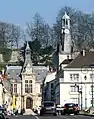 Sa situation par rapport à l'Hôtel de ville et aux remparts.
