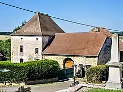 Ancienne bâtisse et monument aux morts.