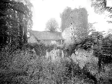 Le donjon de Tournebu au début du XXe&nbsp;siècle.