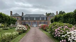 Château d'Aigneville visible depuis la Rue de l'Eglise.