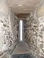 La plongée oblique de l'embrasure suggère que cette meurtrière ne servait dans bien des cas qu'à découvrir les assaillants pratiquant l’échalade.