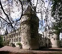 Vue extérieure de l'aile Est et du logis du XIXe&nbsp;siècle.