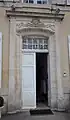 Porte d'entrée de la façade ouest