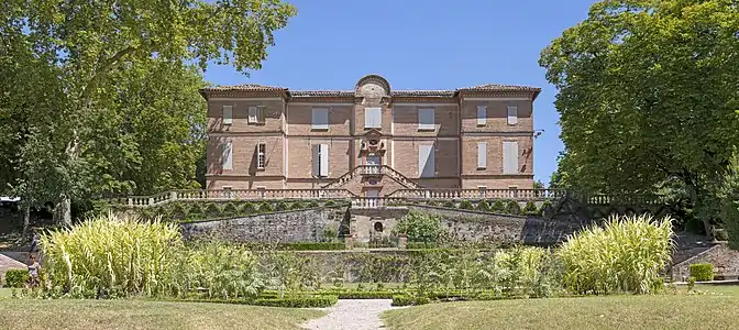 La façade ouest donnant sur les terrasses et le Tarn