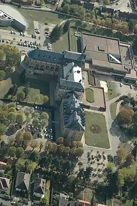 La toiture plate du bâtiment des Archives départementales (en haut à droite), à côté du château de Bellevue à Yzeure.