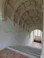 Un escalier intérieur.