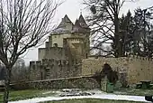 Vue côté Est en hiver (2010) ; une partie du mur d'enceinte est reconstruite.
