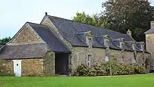Château de Porhman : bâtiment secondaire au sud-ouest du batiment du principal, tournée vers l'allée centrale.