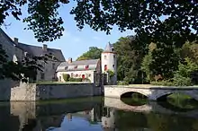 Les douves et le pont d'entrée du Château de Potelle au-dessus de la Rhonelle