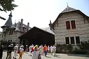 Les dépendances et les anciennes écuries.