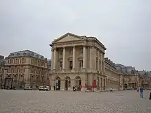 Le pavillon Dufour en 2005, avant la (re-)mise en place de la «&nbsp;grille royale&nbsp;» et de la structure d'accueil provisoire.