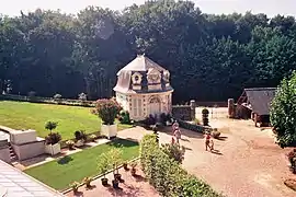 Située à l'entrée du domaine, le pavillon de l'Audience, folie de style Transition (milieu du XVIIIe&nbsp;siècle).