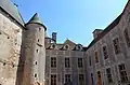 Aperçu d'une des ailes du logis XVIIe&nbsp;siècle adossé à la partie médiévale du château.