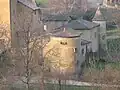 Côtés sud et est de l'enceinte.