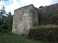 La «&nbsp;Tour carrée&nbsp;» et la courtine.