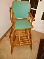 Chaise avec tablette relevée