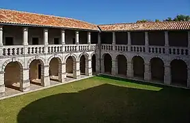Son ancien cloître.