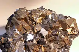 Chalcopyrite avec Sphalérite et Fluorite — Huaron, Pérou  (11,5&nbsp;×&nbsp;11&nbsp;cm)