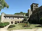 Vestige du cloître (au centre de la photo).