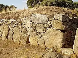 Muraille du castro de la Mesa de Miranda à Chamartín de la Sierra dans la province d'Avila.