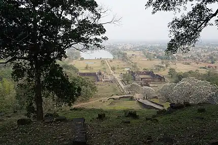 Vue générale. Un baray en contrebas