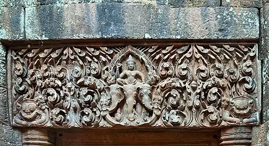 Indra chevauchant Airavata. Linteau du « Palais des femmes »