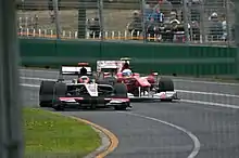Photo de la Ferrari F10 de Fernando Alonso, prenant un tour sur la Hispania F110 de Karun Chandhok à Melbourne