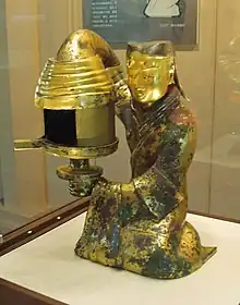 Lampe retrouvée dans la tombe de Dou Wan à Mancheng. Antérieur à 150 av. n.e. Bronze doré. h : 48&nbsp;cm. Musée provincial du Hebei.