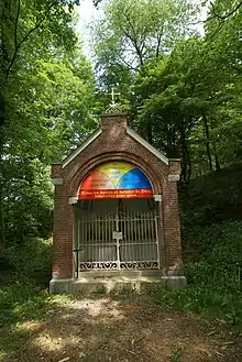 Édifice religieux et forêt.